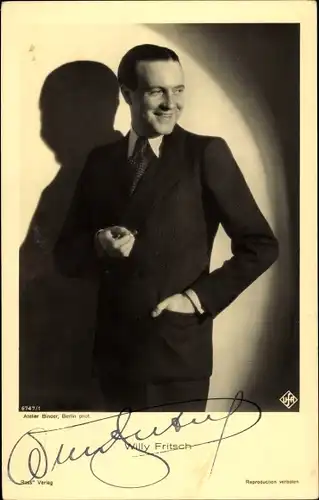 Ak Schauspieler Willy Fritsch, Standportrait, Zigarette, Autogramm