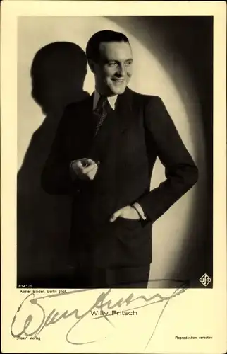 Ak Schauspieler Willy Fritsch, Standportrait, Zigarette, Autogramm
