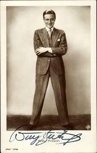 Ak Schauspieler Willy Fritsch, Standportrait, Anzug, Autogramm