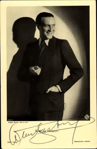 Ak Schauspieler Willy Fritsch, Standportrait, Zigarette, Autogramm