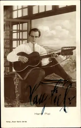 Ak Schauspieler Harry Piel, Portrait am Fenster, Gitarre, Autogramm