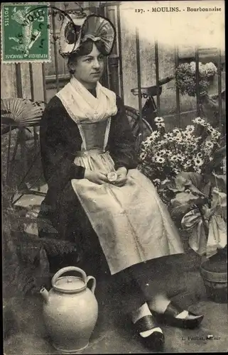 Ak Moulins Allier, Bourbonnaise, Frau in Tracht