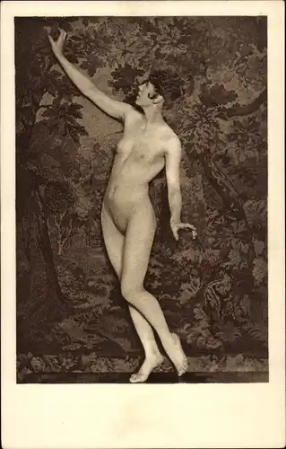 Ak Nackte Frau posierend vor einem Wandteppich, Frauenakt