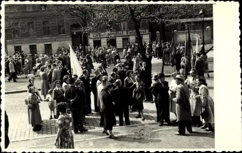 Foto Ak Berlin Weißensee, Lebensmittelgeschäft, Menschenansammlung, 1. Mai Demonstration