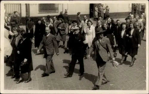 Foto Ak Berlin Weißensee, Menschenansammlung, 1. Mai 1950, Demonstration
