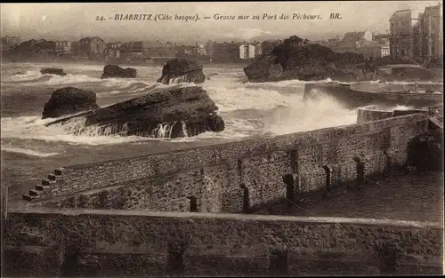 Ak Biarritz Pyrénées Atlantiques, Schwere See am Port des Pecheurs