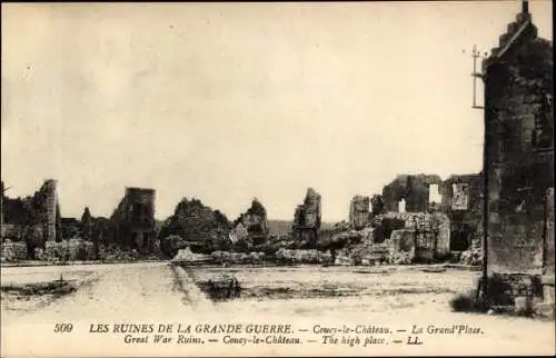 Ak Coucy le Château Aisne, La Grand'Place, Kriegszerstörungen