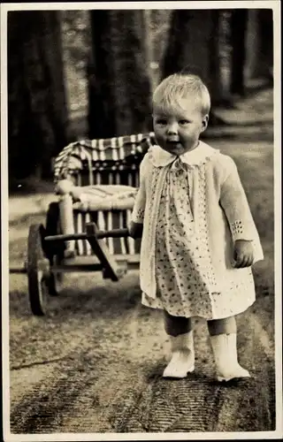 Ak Prinzessin Beatrix der Niederlande als Kind mit Bollerwagen, August 1939