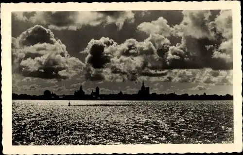 Ak Stralsund in Mecklenburg Vorpommern, Stadtpanorama im Abendlicht