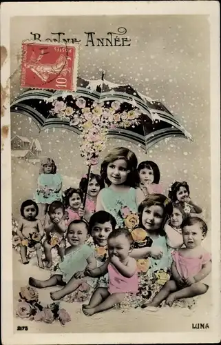 Ak Glückwunsch Neujahr, Kleinkinder im Schneefall, Regenschirm, Fotomontage