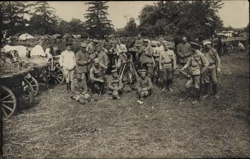 Foto Ak Deutsche Soldaten in Uniformen auf einem Feld