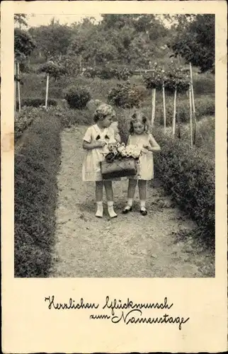 Ak Glückwunsch Namenstag, Zwei kleine Mädchen im Garten