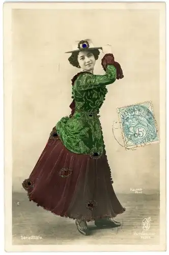 Glitzer Ak Standportrait einer Frau mit Hut