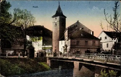 Ak Pilsen Stadt, Brücke, Passanten, Turm, Gebäude