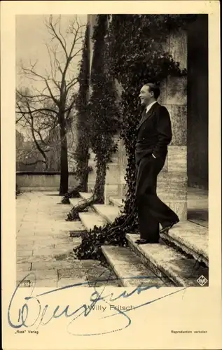 Ak Schauspieler Willy Fritsch, Portrait auf einer Treppe, Ross Verlag 6415/3, Autogramm