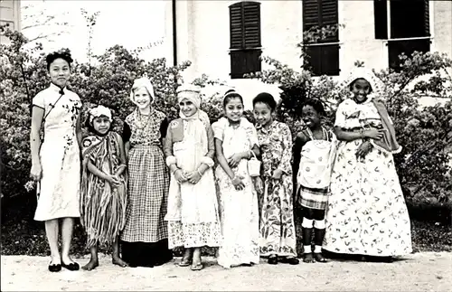 Ak Paramaribo Surinam, Gruppenbild, Mädchen in Kleidern