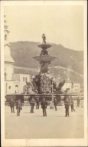 Foto Salzburg in Österreich, Residenzplatz mit Brunnen