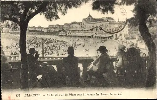 Ak Biarritz Pyrénées Atlantiques, Le Casino et la Plage vus a travers les Tamaris