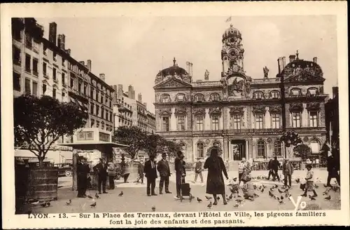 Ak Lyon Rhône, Place des Terreaux, Rathaus, Passanten, Tauben