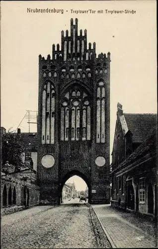 Ak Neubrandenburg in Mecklenburg, Treptower Tor, Treptower Straße