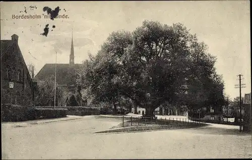 Ak Bordesholm in Schleswig Holstein, Straßenpartie an der Linde, Kirchturm