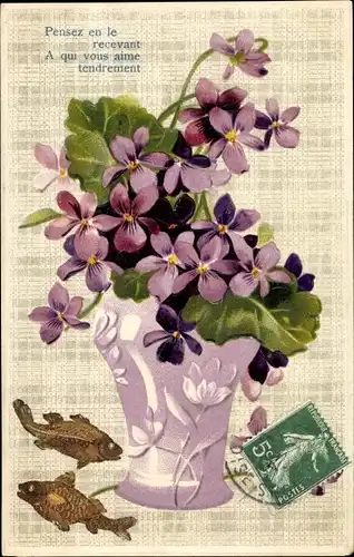 Präge Ak Fische, Veilchen in der Blumenvase