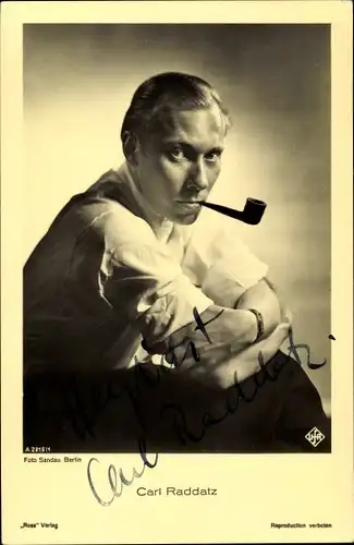 Ak Schauspieler Carl Raddatz, Sitzportrait, Pfeife, Ross Verlag, Autogramm