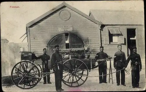 Ak Feuerwehrleute mit Löschwagen, Fire Brigade Station 2