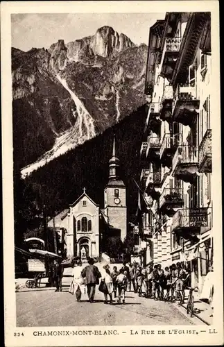 Ak Chamonix Mont Blanc Haute Savoie, Rue de l'Eglise, Kirche