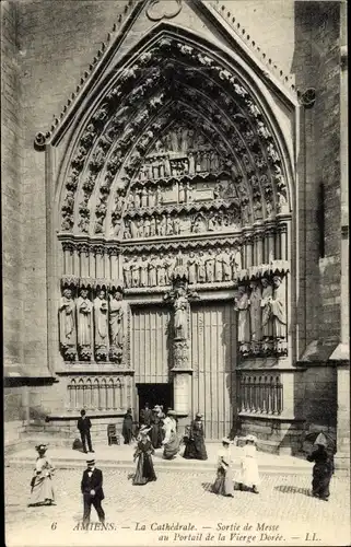 Ak Amiens Somme, Kathedrale, Sortie de Messe au Portail de la Vierge Doree