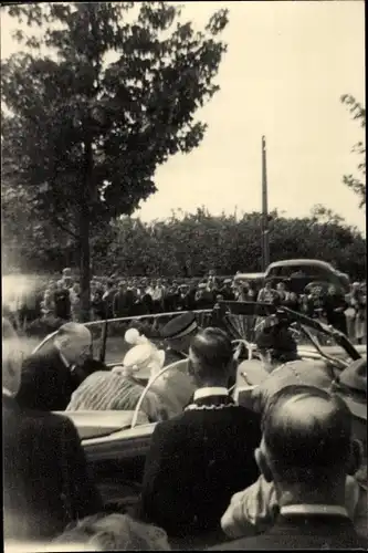 Foto Niederländisches Königshaus, Adlige im Auto, Königspaar