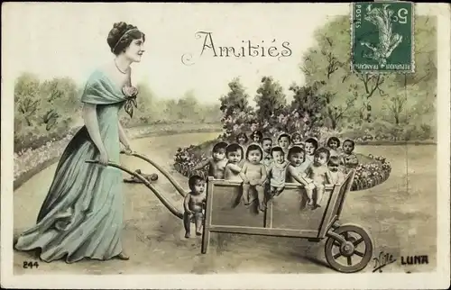 Ak Frau mit Schubkarre voller Babys, Fotomontage