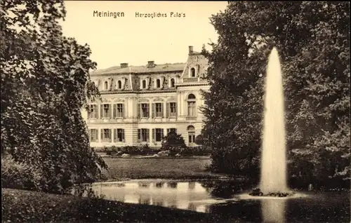 Ak Meiningen in Thüringen, herzogliches Palais, Springbrunnen