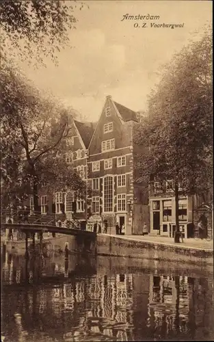 Ak Amsterdam Nordholland Niederlande, Oudezijds Voorburgwal, Brücke