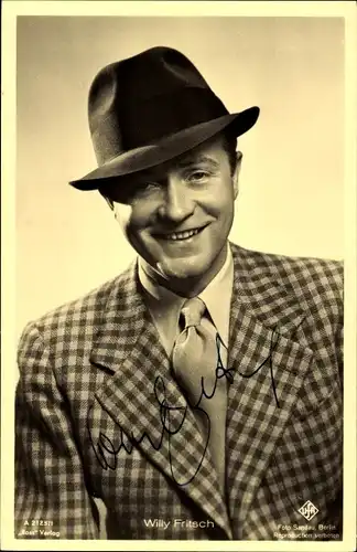 Ak Schauspieler Willy Fritsch, Portrait mit Hut, Anzug, UFA Film, Ross Verlag A 2125 1, Autogramm