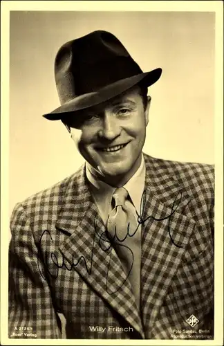 Ak Schauspieler Willy Fritsch, Portrait mit Hut, Anzug, UFA Film, Ross Verlag A 2125 1, Autogramm