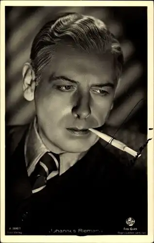 Ak Schauspieler Johannes Riemann, Portrait, Zigarette, Autogramm