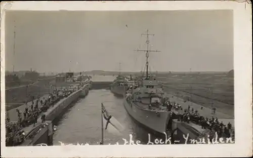 Foto Ak IJmuiden Ymuiden Velsen Nordholland, Zerstörer im Dock, Schleuse