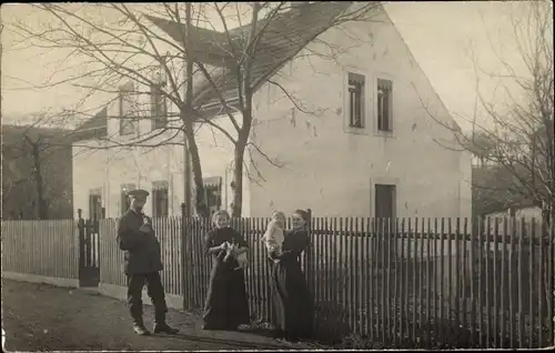 Foto Ak Mügeln Heidenau Sachsen, Wohnhaus, Anwohner, Soldat