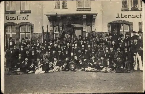 Foto Ak Hansestadt Lübeck, Gruppenfoto, Gasthof J. Lensch