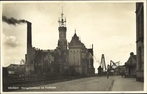 Ak Hansestadt Bremen, Navigationshaus im Freihafen, Schienen, Schornstein