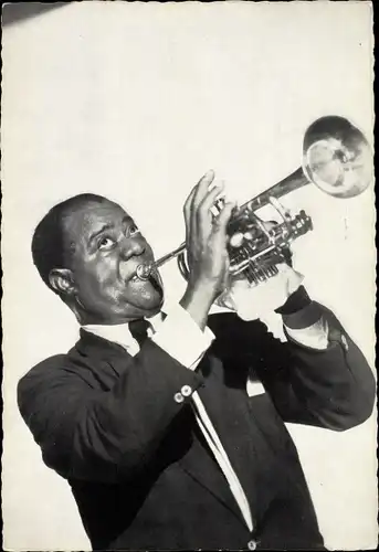 Ak Jazz Musiker und Sänger Louis Armstrong an seiner Trompete