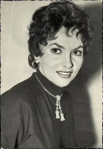 Ak Schauspielerin Gina Lollobrigida, Portrait, Halskette