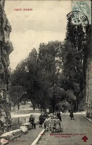 Ak Paris XIX Buttes Chaumont, Felsen, Kinder