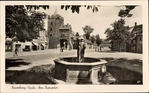 Ak Naumburg an der Saale, Marientor, Brunnen