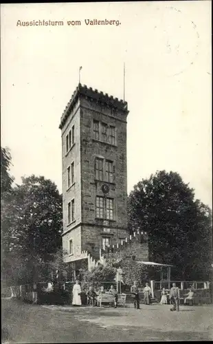 Ak Neukirch in der Lausitz, Besucher vor dem Aussichtsturm auf dem Valtenberg