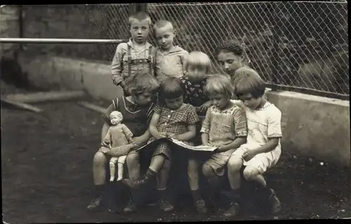 Foto Ak Fulda in Hessen, Gruppenbild, Kinder, Puppe