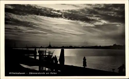 Ak Wilhelmshaven an der Nordsee, Dämmerung am Hafen