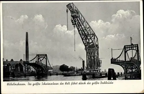 Ak Wilhelmshaven, Der größte Schwimmkran der Welt fährt durch die größte Drehbrücke