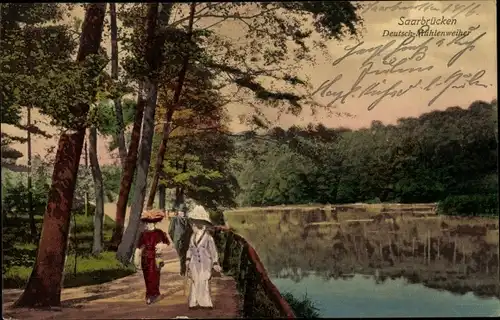 Ak Saarbrücken im Saarland, Deutsch-Mühlenweiher, Spaziergänger
